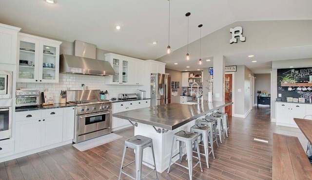 4 bedroom executive home with heated Pool!