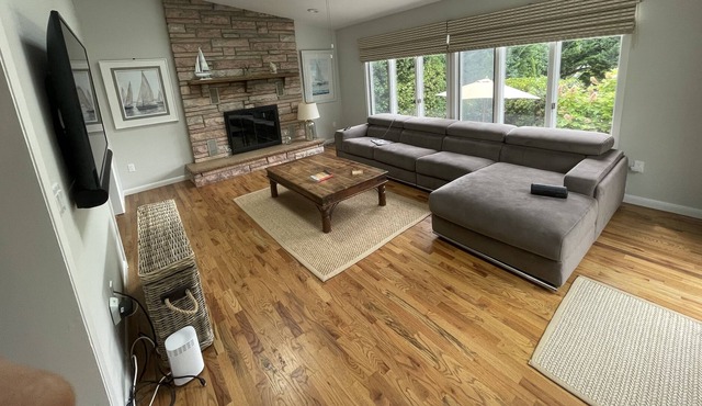 4 bedroom family home with pool, 1 mile from beach.