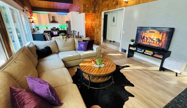 4 Bedroom Family Cabin 5 min stroll to Lake Gregory!