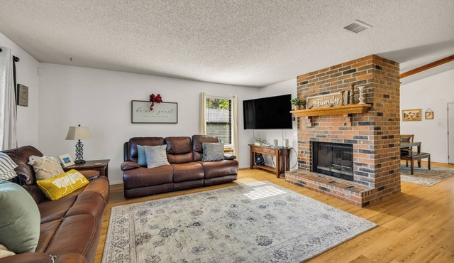 4 Bedroom Family-Friendly Retreat w/Yard