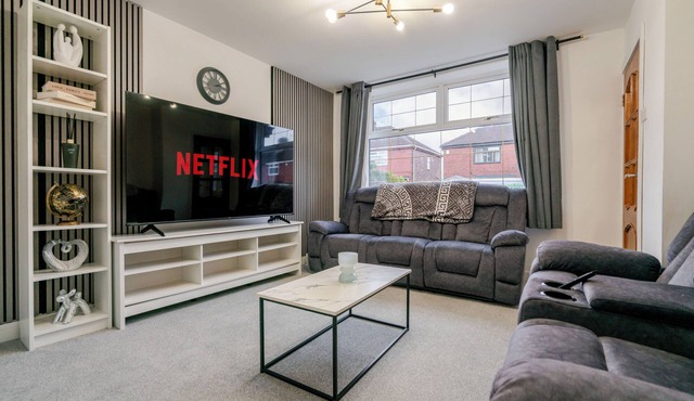 4 Bedroom family house recently refurbished with Free parking and Garden