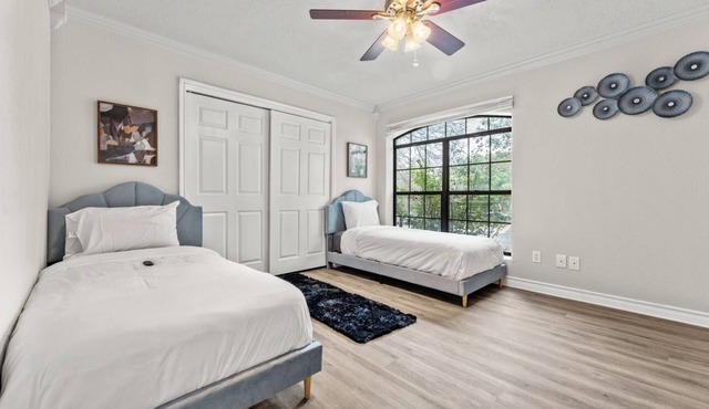 4 Bedroom Family Oasis - 5 Mins to SeaWorld - Sleeps 12 - RiverWalk - King Suite