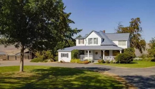 4 Bedroom Farmhouse at Edge of Town