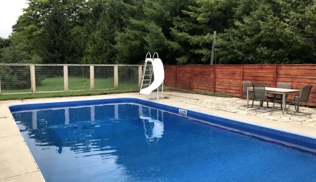 4 bedroom farmhouse with pool in country setting near Blue Mountain Resort