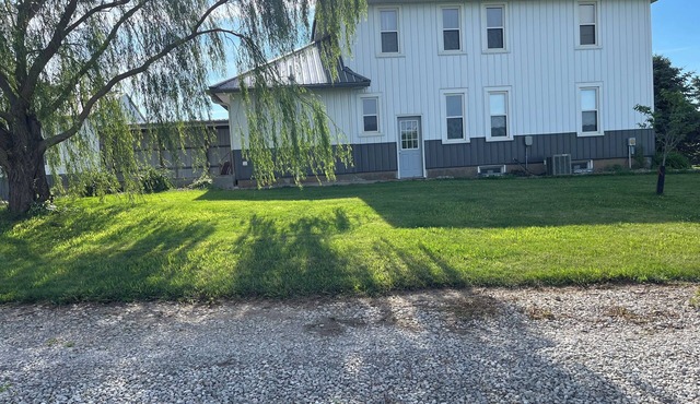 4-bedroom farmhouse in delightful Pella with AC for relaxing stays