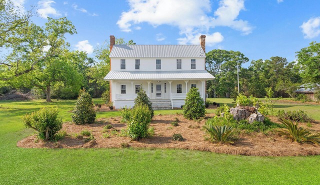 4-bedroom Farmhouse on peaceful acres!