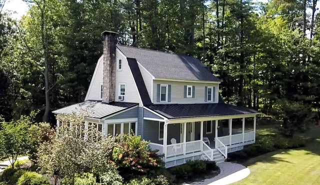 4 bedroom Farmhouse, hot tub, secluded, near hiking, wineries, Bethel Woods