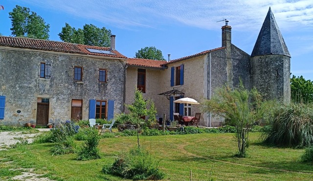 4 bedroom farmhouse with pool, jacuzzi and lakes