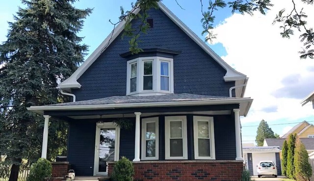 4-bedroom, Fenced Backyard and Pets Welcome, AC, Hot Tub, Quaint town!