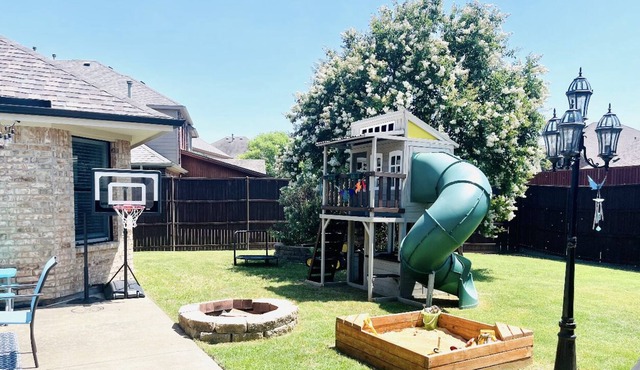 4 bedroom, fishing pond, playground, pet friendly!