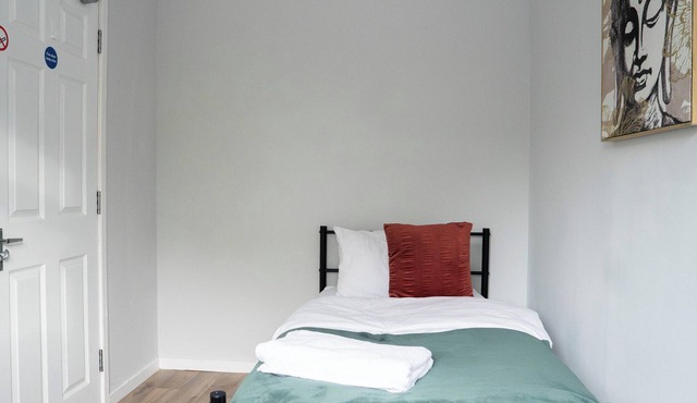 4 Bedroom Flat - Sleeps 5 - Free Parking & Wifi - Warwickshire