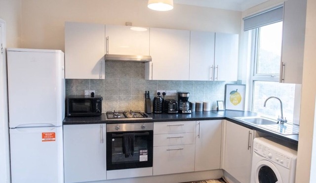 4 Bedroom Flat with high-speed Wi-Fi in North Acton Ealing West London