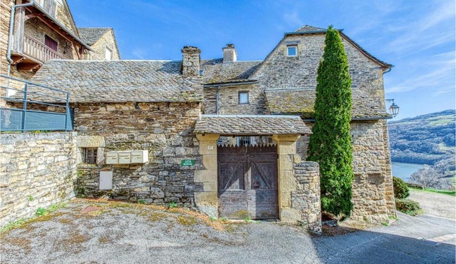 4 Bedroom Stunning Home In Castelnau D Mandailles