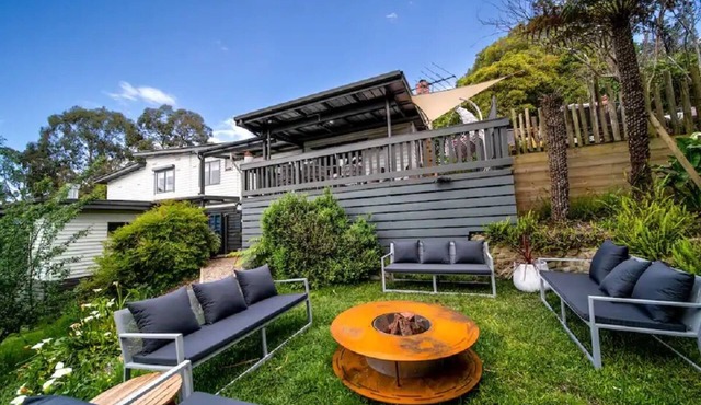 4 Bedroom fun house - spa, sauna, fire pits, pool table, 4 TV's, 2 outdoor areas