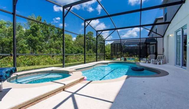 4 Bedroom games room hot tub & pool close to Parks