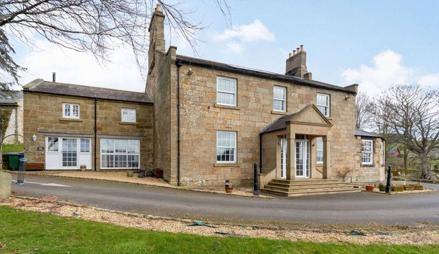 4 bedroom accommodation in Farnham, near Rothbury