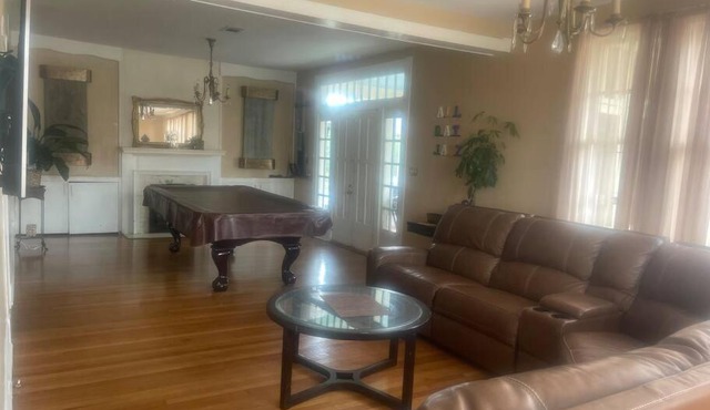 4 Bedroom Gem And All Dat Jazz!!!