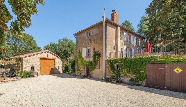 4 bedroom gorgeous home in Argentonnay