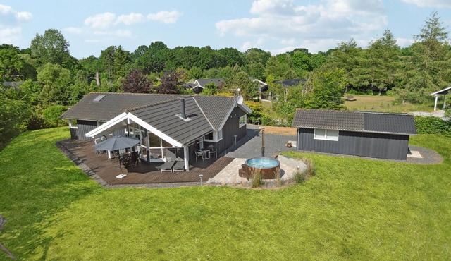 4 bedroom gorgeous home in Glesborg