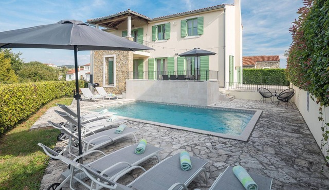 4 bedroom gorgeous home in Baredine