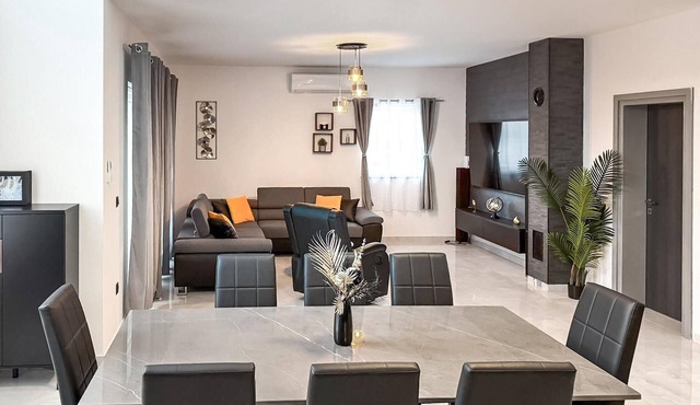 4 bedroom gorgeous home in Raslina