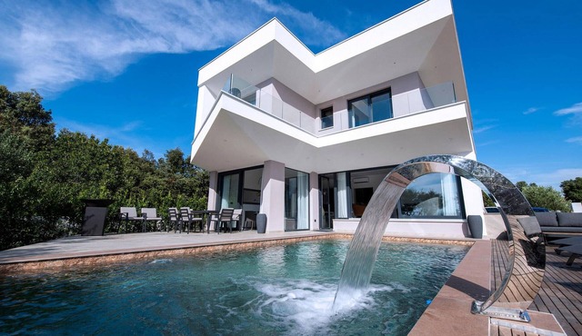 4 bedroom gorgeous home in Zaton