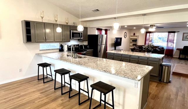 4 Bedroom - Gorgeous Newly Renovated Home