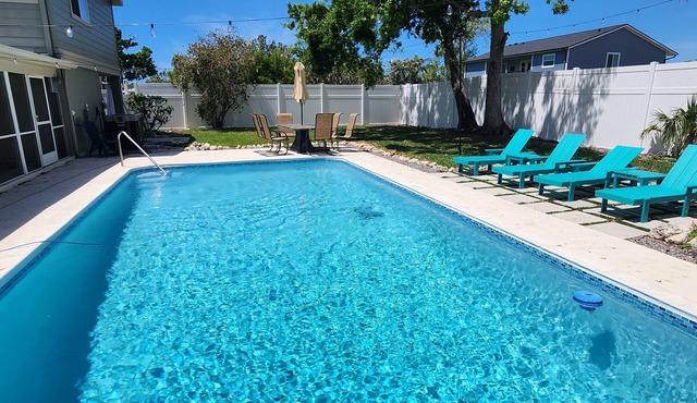 4-bedroom heated Pool house in lovely Osprey, 5 minutes to the beach