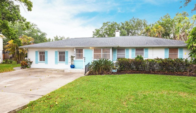 4-bedroom heated pool house 5 minutes to the beach