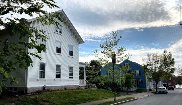 4 Bedroom Historic Getaway Steps from Waterfront!