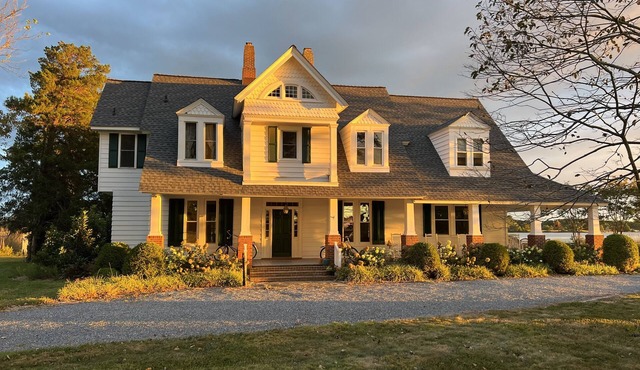 4-bedroom historic waterfront farmhouse with pool in Cambridge