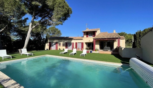 4 bedroom house in the heart of the pine forest with swimming pool