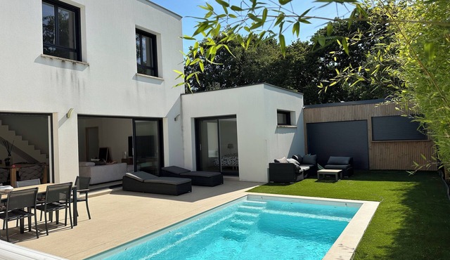4-bedroom house with pool