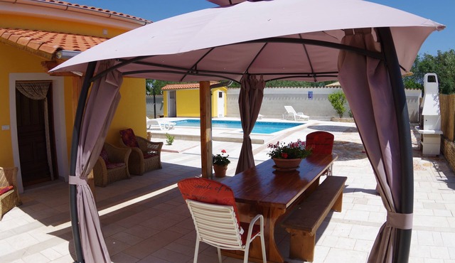 4 bedroom holiday house with private pool in village Sveti Kirin, pet friendly