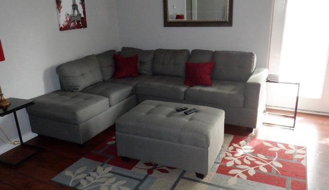 4 Bedroom Home - Great Location Sleep 9 Guest . 7 beds