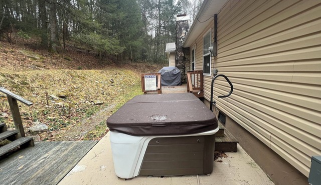 4-bedroom home: hot tub surrounded by woods near New River Gorge & Summersville