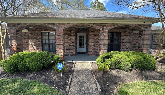 4-bedroom home in awesome Friendswood FISD MC Casa! Fabulous Yard, Cozy space