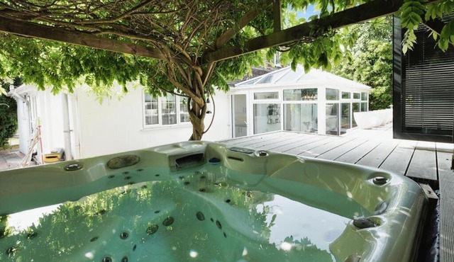 4 Bedroom Home In Brighton With Hot Tub