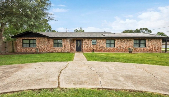 4 bedroom home in Bridge City