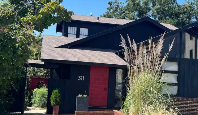 4 bedroom home in charming Winfield, conveniently located near college & coffee!