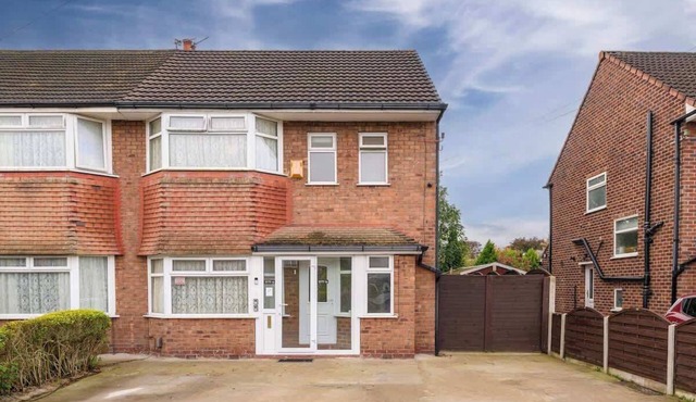 4 bedroom Home in Northenden by City SuperHost
