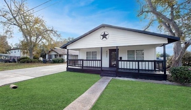4 bedroom home in Groves with pool