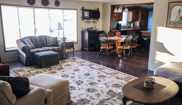 4 bedroom home located 1 mile outside the gates of Lakeside off N Shore Blvd