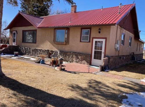4 bedroom home next to Splashland Hot Springs