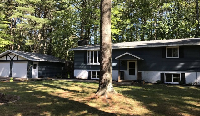 4 bedroom home on cul de sac next to ATV/snowmobile trail a block from Lost Lake