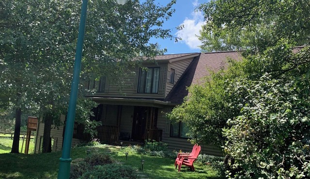 4-bedroom home on farm 5-minutes to Denison/Granville