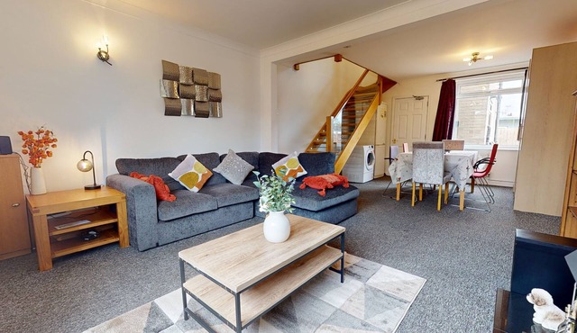 4 Bedroom Home - Sleeps 10 - Free Parking