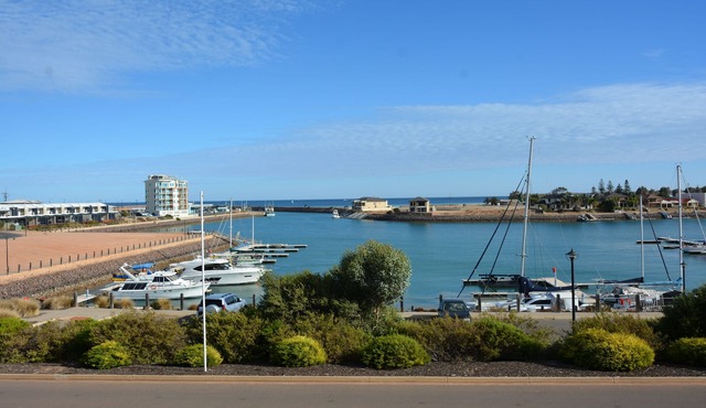 4 bedroom home, sleeps 10 located in the Marina with Awesome Views