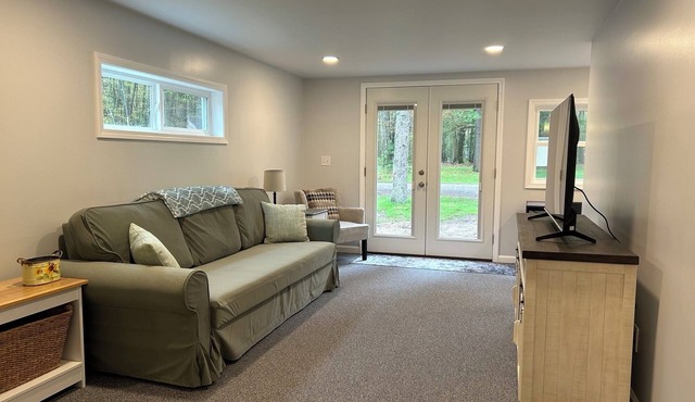 4 bedroom home, View and Access to Lake Tawas. Kayaks. Sleeps 9. King Bed.