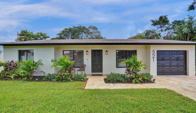 4-Bedroom home with heated/chilled saltwater pool and jacuzzi in Delray beach.